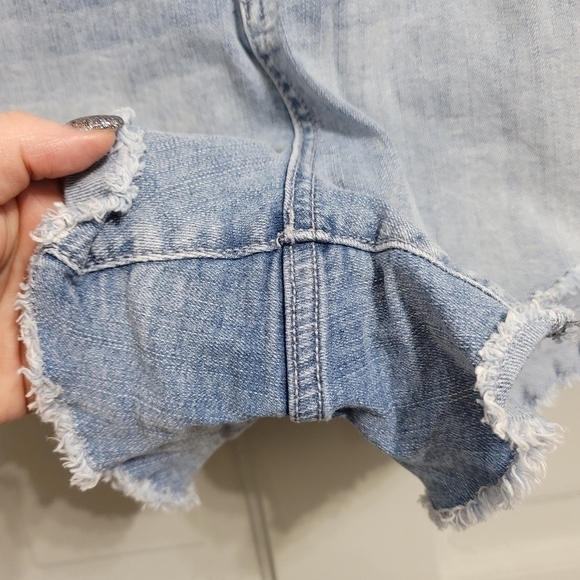 TORRID SKINNY SHORT SHORT - VINTAGE STRETCH LIGHT WASH WITH GROMMETS - Picture 5 of 8